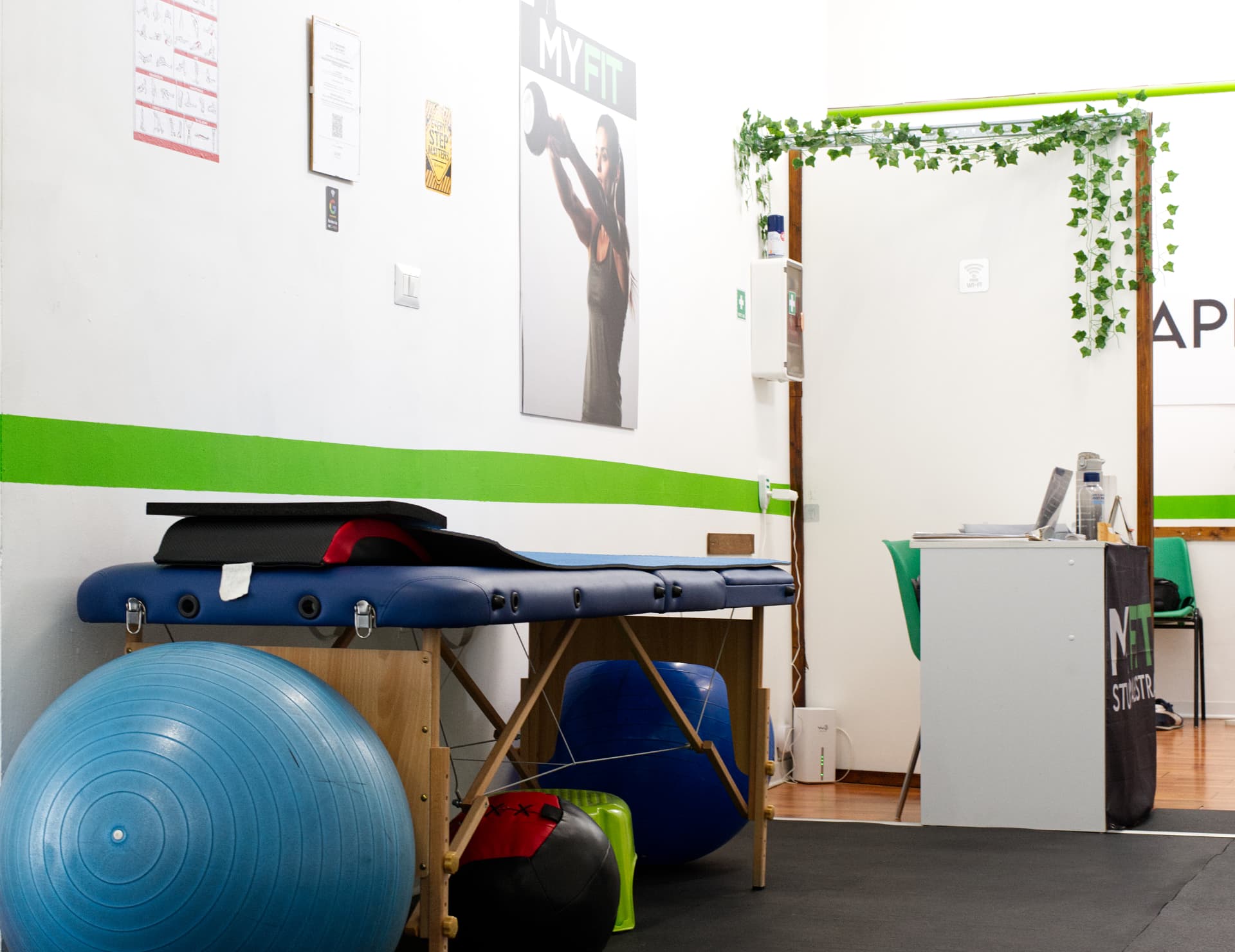 Lettino, fitball e attrezzi per ginnastica correttiva