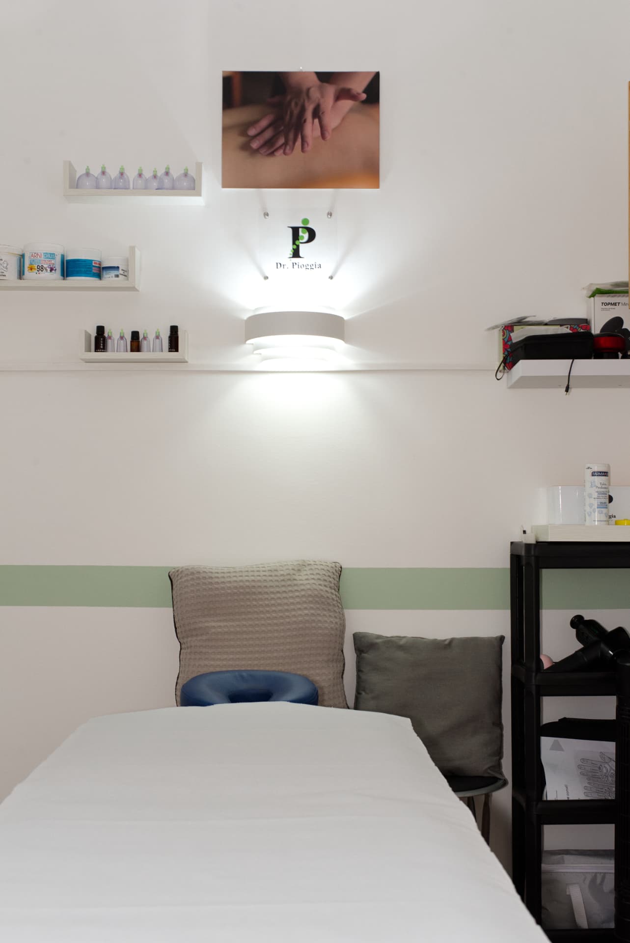 Cabina massaggi con lettino, coppette e oli essenziali