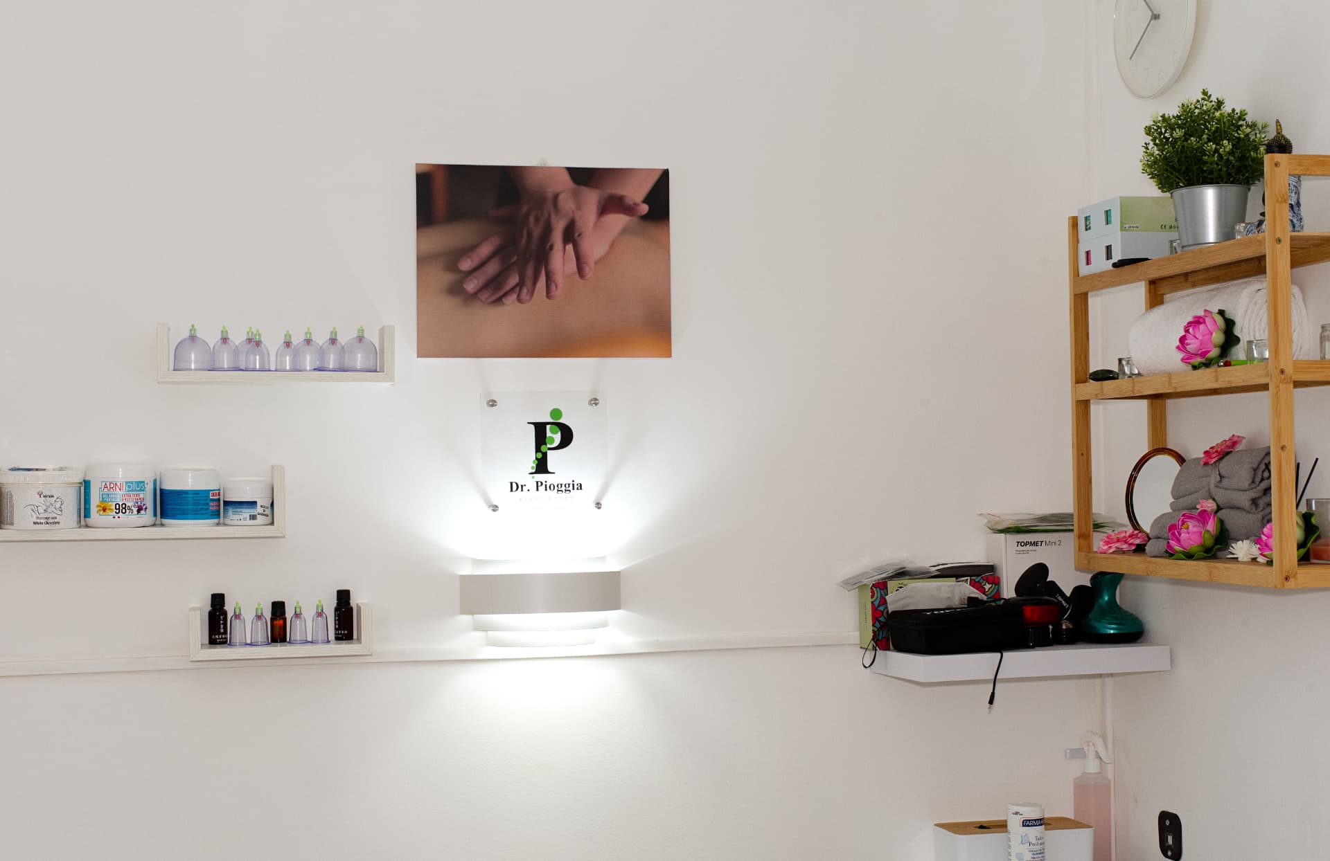 Parete della cabina trattamenti con coppette, creme e oli